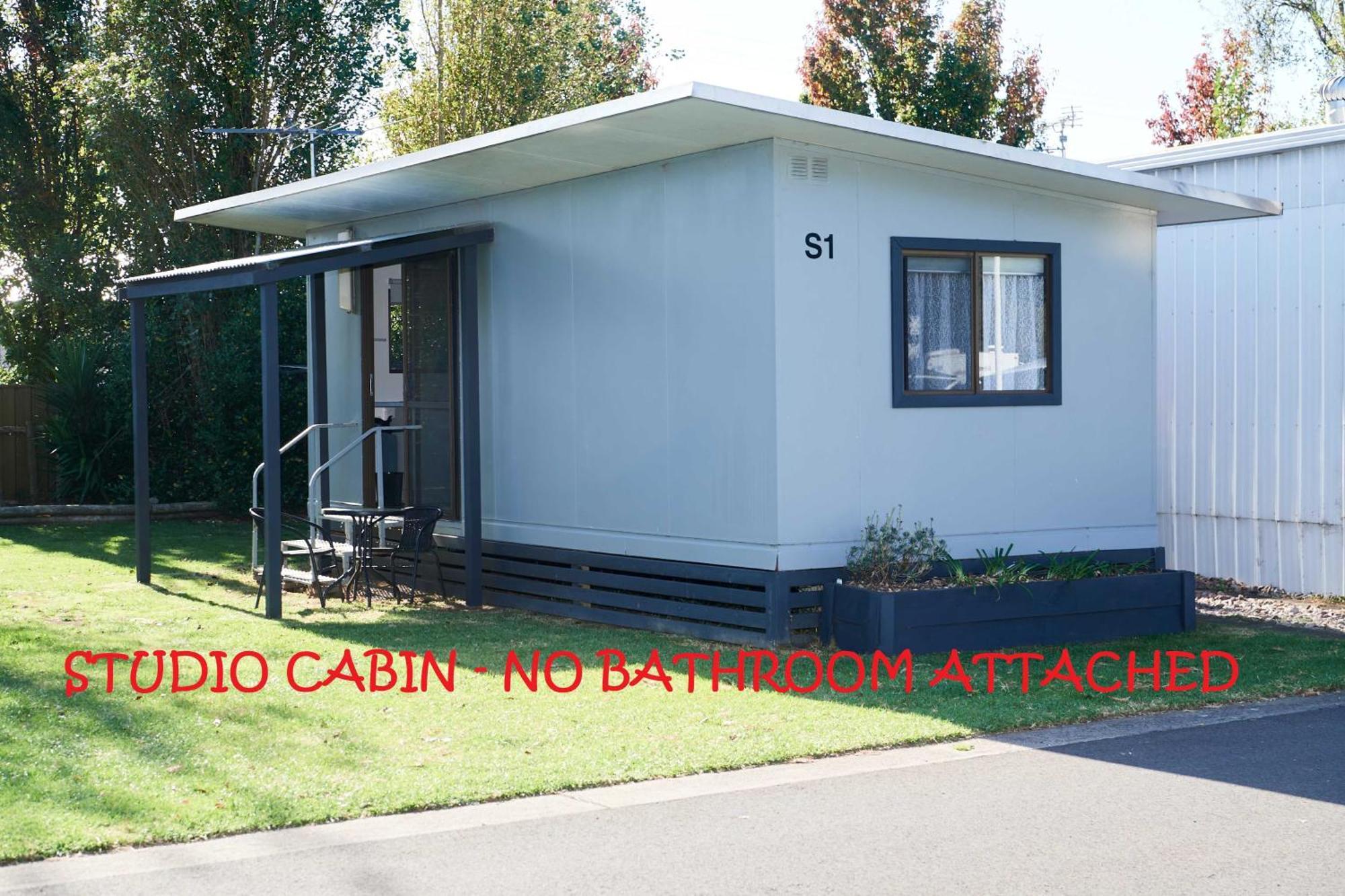 Pine Country Caravan Park مونت غامبير الغرفة الصورة